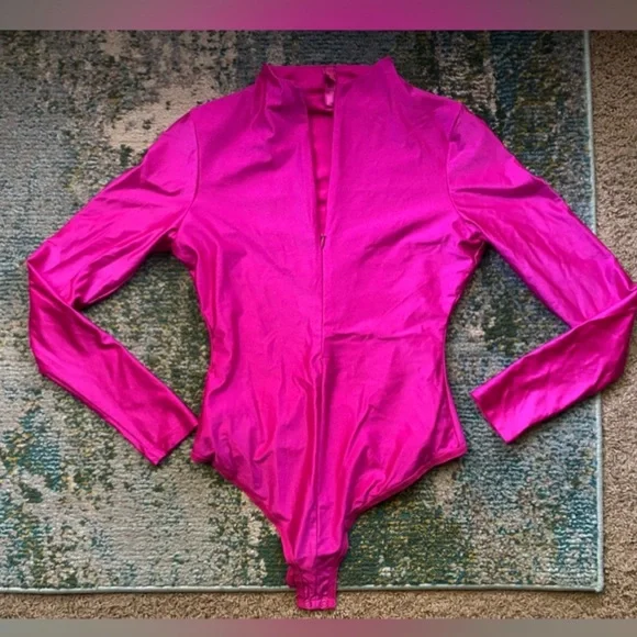 SKIMS Disco long sleeve front zip contour thong bodysuit, size large - Picture 3 of 16
